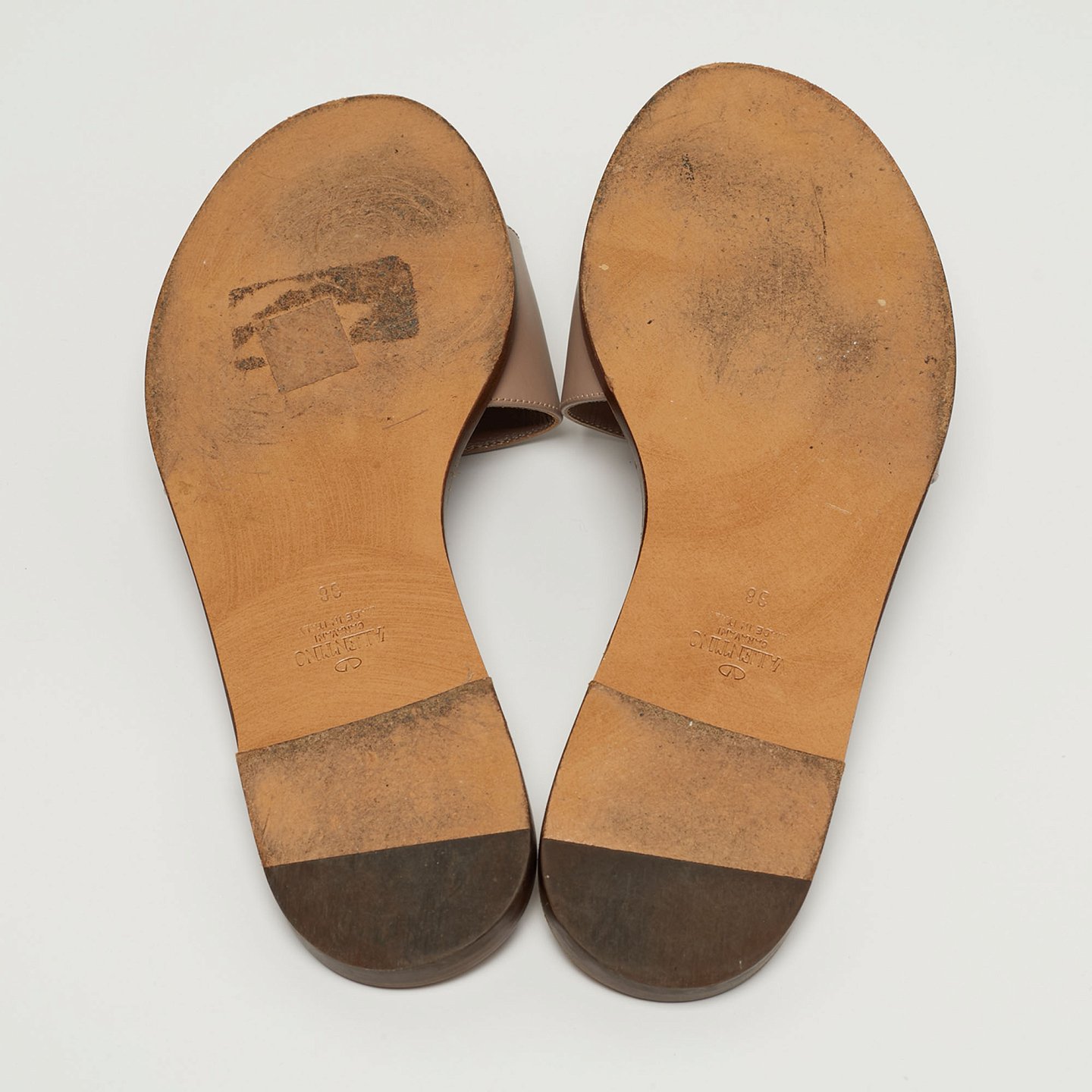 Escape V logo Beige Leather Flat Slides 7